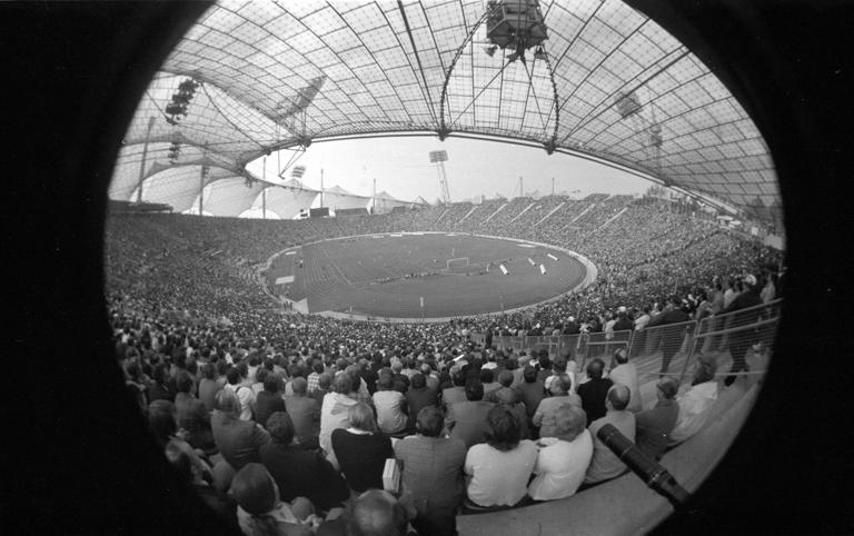 Bildnummer: 01826788  Datum: 06.07.1974  Copyright: imago/WEREK..Das ausverkaufte M&uuml;nchener Olympiastadion w&auml;hrend der Partie um den dritten Platz zwischen Brasilien und Polen; Brasilien - Polen 0:1, L&auml;nderspiel, Vneg, Vsw, quer, Schl&uuml;sselloch, Perspektive, Stadion, Fu&szlig;ballstadion, Trib&uuml;ne, Trib&uuml;nen, Rang, R&auml;nge, voll, ausverkauft, innen, Innenansicht, Zuschauer, Publikum, Zuschauerinteresse, Dach, Dachkonstruktion, Stadiondach Weltmeisterschaft 1974, Nationalmannschaft, Nationalteam, Nationaltrikot, Spiel um Platz 3 M&uuml;nchen, Massen, Zuschauermassen Olympiastadion, fisheye Masse,  Fu&szlig;ball WM Herren Mannschaft Totale Randmotiv Personen Objekte Sportst&auml;tte