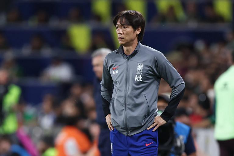 NASHVILLE, TENNESSEE - SEPTEMBER 9: Head coach of South Korea Hong Myung-bo gestures during an international friendly match between Mexico and South Korea at GEODIS Park on September 9, 2025 in Nashville, Tennessee. (Photo by Omar Vega/Getty Images)