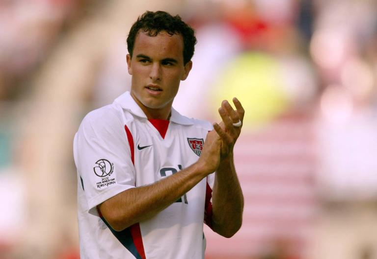 Bildnummer: 00546771  Datum: 17.06.2002  Copyright: imago/Camera 4
Landon Donovan (USA) gibt Beifall; Vdig, quer, close, klatschen, applaudieren, Applaus Weltmeisterschaft 2002, L&auml;nderspiel, Achtelfinale, Nationalmannschaft, Nationalteam, Nationaltrikot Jeonju WorldCupStadium Fu&szlig;ball WM Herren Mannschaft S&uuml;dkorea Einzelbild optimistisch Aktion Personen