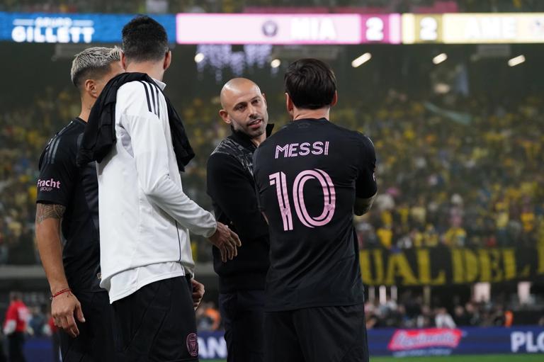 MLS, Fussball Herren, USA Preseason-Club America at Inter Miami CF Jan 18, 2025 Las Vegas, Nevada, USA Inter Miami CF head coach Javier Mascherano talks with Inter Miami CF forward Lionel Messi 10, Inter Miami CF forward Luis Suarez 9, and Inter Miami CF midfielder Sergio Busquets 5 at the end of regulation against Club America at Allegiant Stadium. Las Vegas Allegiant Stadium Nevada USA, EDITORIAL USE ONLY PUBLICATIONxINxGERxSUIxAUTxONLY Copyright: xDavidxGonzalesx 20250118_szo_qb5_0969