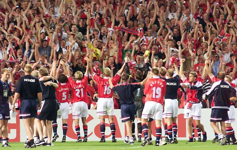 Norwegian players salute their supporters 23 June at the end of the 1998 Soccer World Cup Group A first round match between Brazil and Norway at the Stade Velodrome in Marseille, south of France. Norway won 2-1 to qualify for the second round. (ELECTRONIC IMAGE) AFP PHOTO   ANTONIO SCORZA (Photo by ANTONIO SCORZA / AFP) (Photo by ANTONIO SCORZA/AFP via Getty Images)          